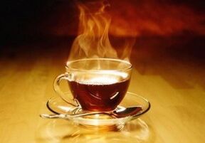 Aromatisches Getränk auf Basis von Tee, Honig und Wodka zur Stärkung der männlichen Kraft