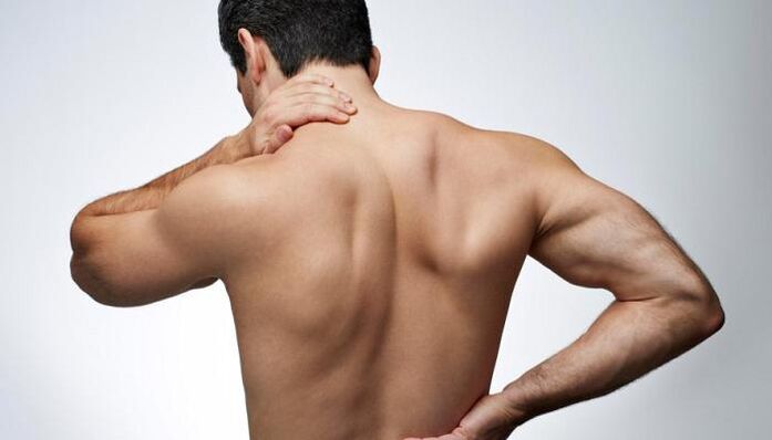 Ein Zwischenwirbelbruch macht sich durch Rückenschmerzen bemerkbar und trägt zu einer verminderten Leistungsfähigkeit bei. 