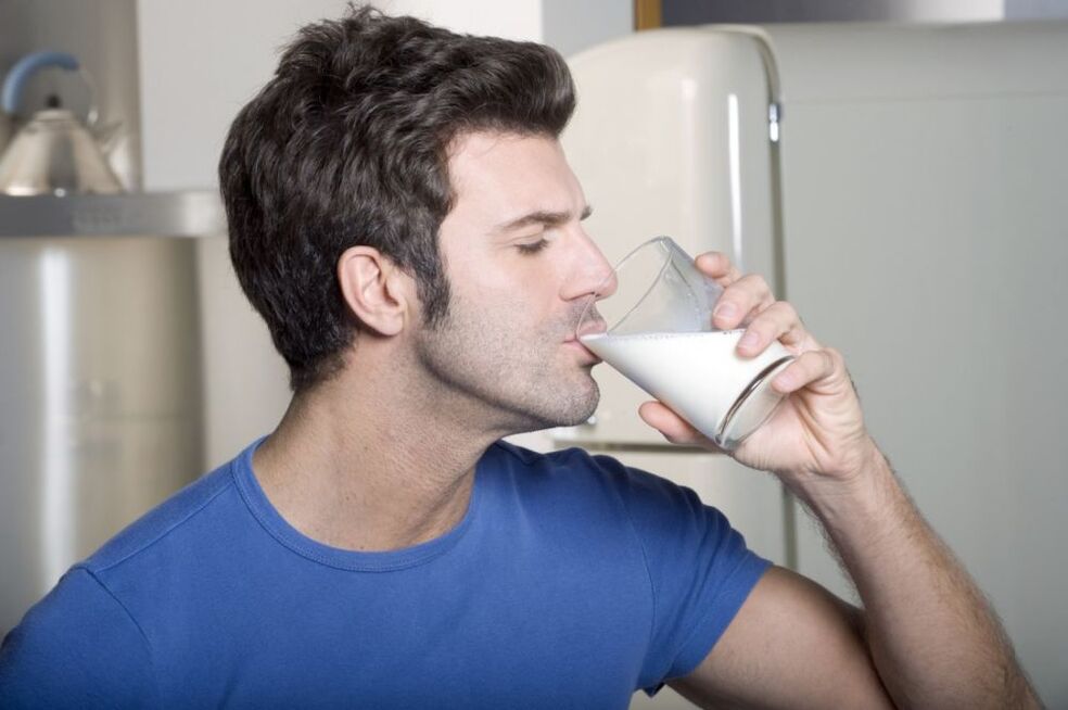 Ein Mann trinkt Milch